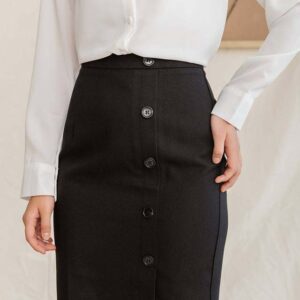 Chân váy Midi xẻ trước đính nút.